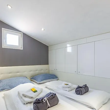 Alpha Loft 1br In Center 자다르