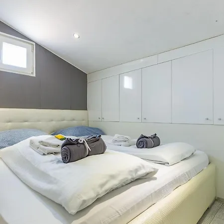 Alpha Loft 1br In Center * 자다르